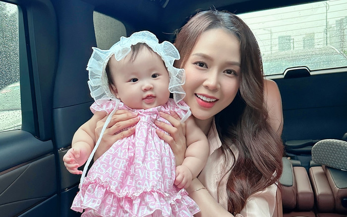 Sao Việt cưng chiều con: Nhóc tỳ nhà Sam mới 7 tháng tuổi đã diện váy hiệu hàng triệu đồng Ảnh 2