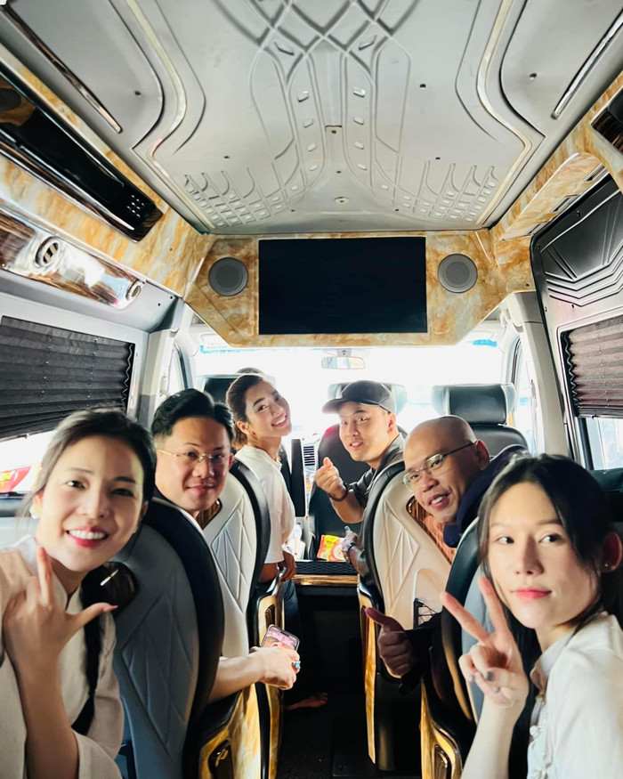 Vợ chồng Ưng Hoàng Phúc tiếp tục làm từ thiện hậu ồn ào. 