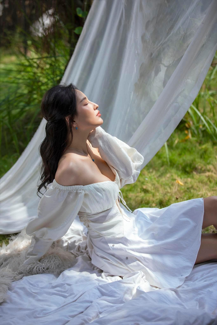 Mai Phương Thúy độc thân ở tuổi 36 nhưng cô vẫn giữ được năng lượng vui vẻ, tích cực nhờ có chú cún làm bạn đồng hành. 