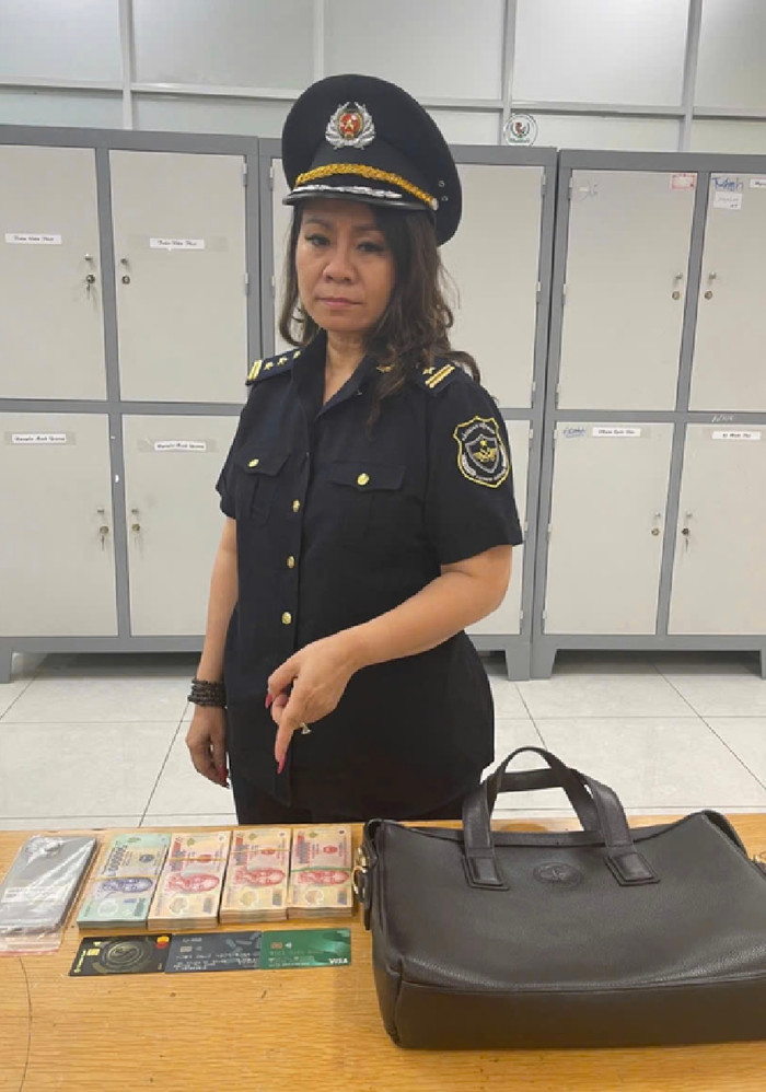 Nguyễn Thị Hạnh và tang vật lúc bị bắt. Ảnh: Người Lao Động