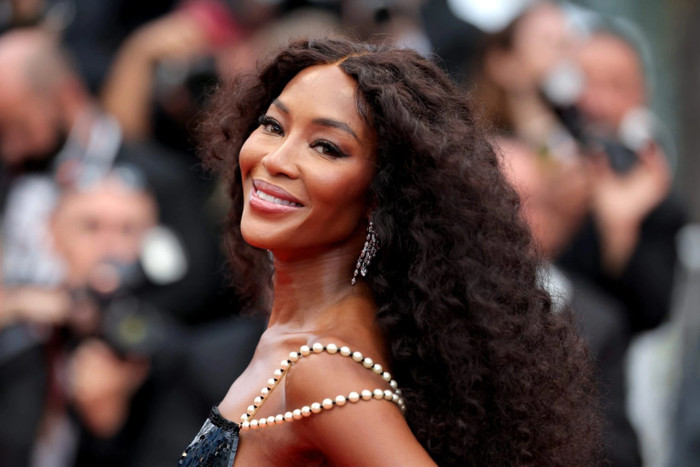 Siêu mẫu Naomi Campbell vướng nghi vấn ăn chặn tiền từ thiện. 