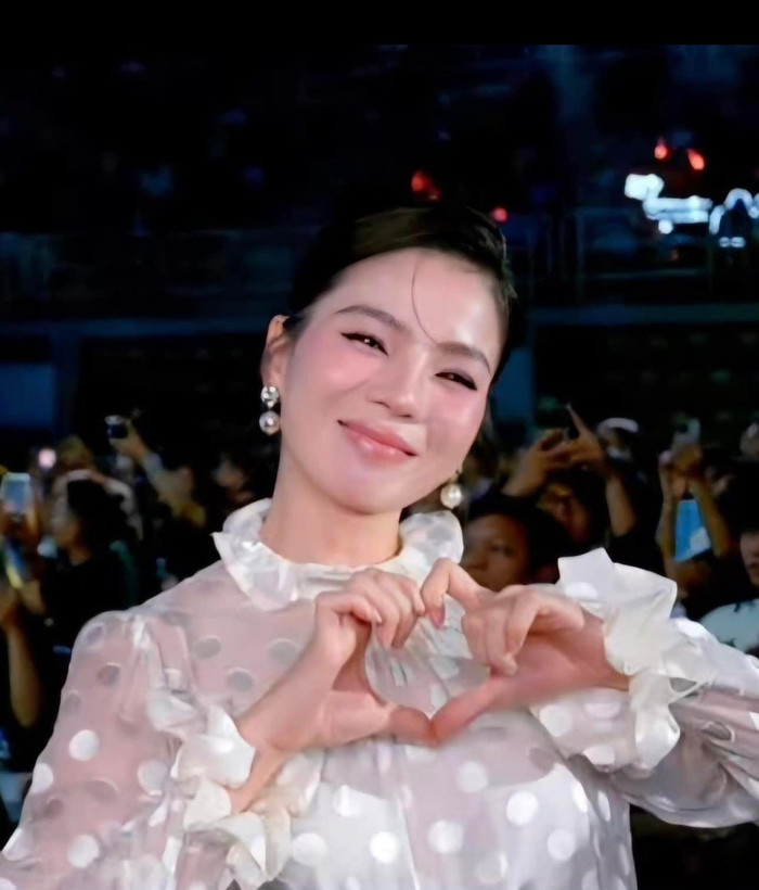 Showbiz 27/9: Lệ Quyên từng đến địa điểm diễn ra chung kết Miss Universe Vietnam 2024 để cổ vũ cho Mlee. Ảnh: FBNV