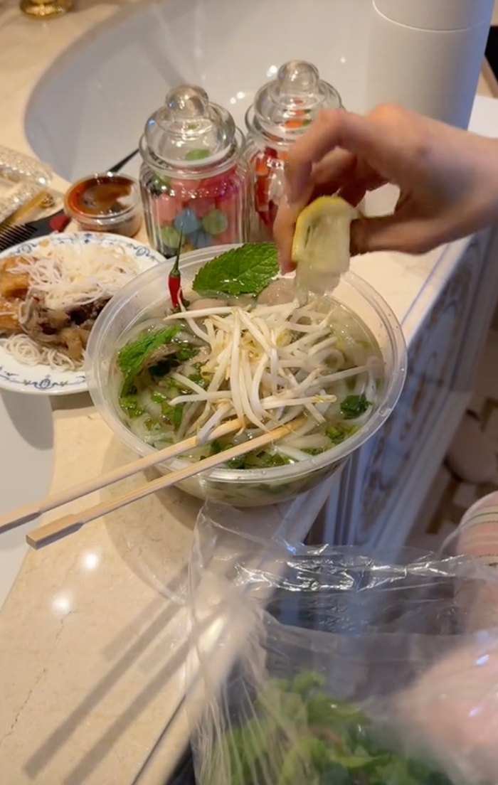 Rosé vui vẻ khoe bát phở Việt mua ở nước Pháp khi đăng tải vlog đời thường. Ảnh: Chụp màn hình