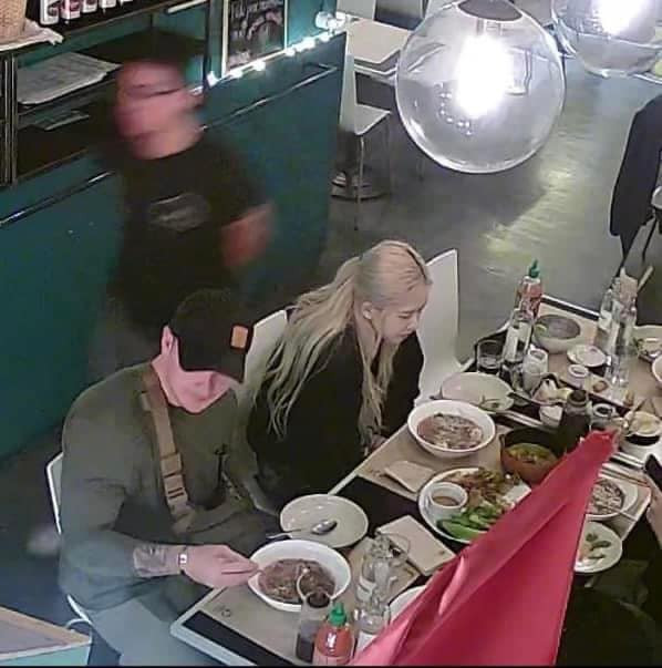 Rosé đi ăn phở sau khi hoàn thành lịch trình công việc. Ảnh: Sưu tầm