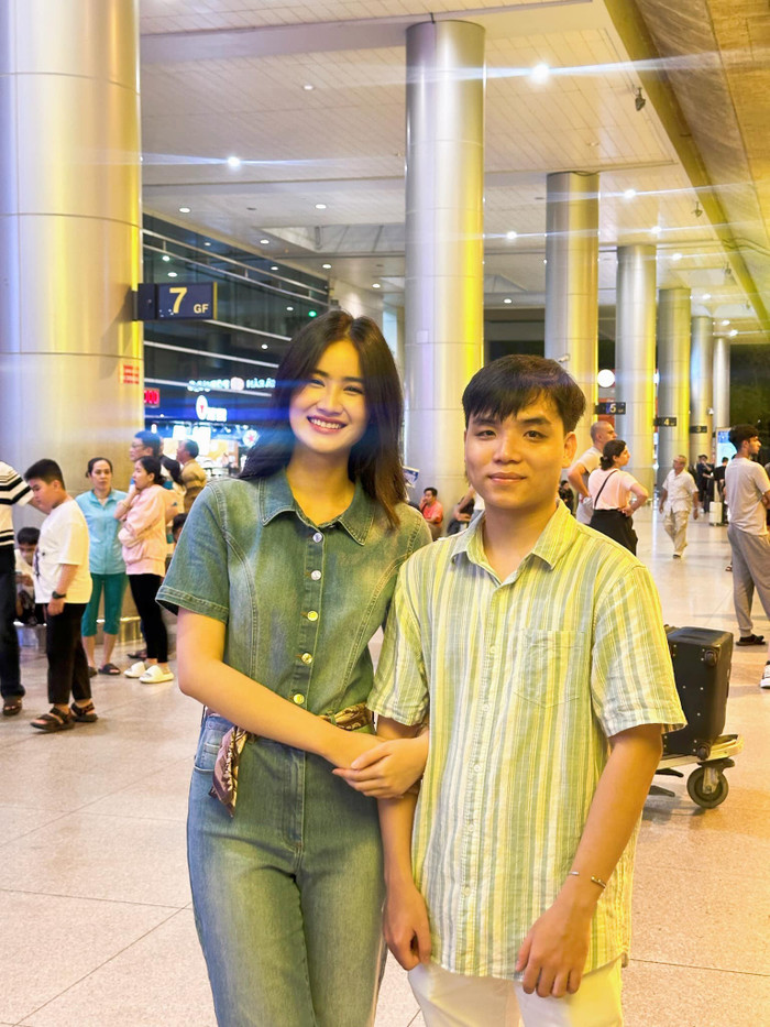 Đến đón Hoa hậu Ý Nhi trở về hôm 26/9, Anh Kiệt diện trang phục có mảng màu xanh jean đồng điệu với bạn gái.