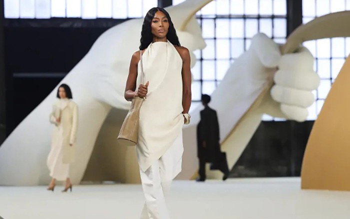 Động thái của nữ siêu bị cấm tham gia hoạt động từ thiện Ảnh 2