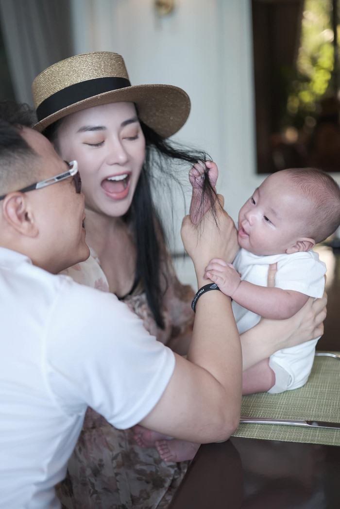 Shark Bình - Phương Oanh cùng trải nghiệm những cung bậc cảm xúc bỡ ngỡ khi chăm sóc cặp song sinh. Ảnh: FBNV