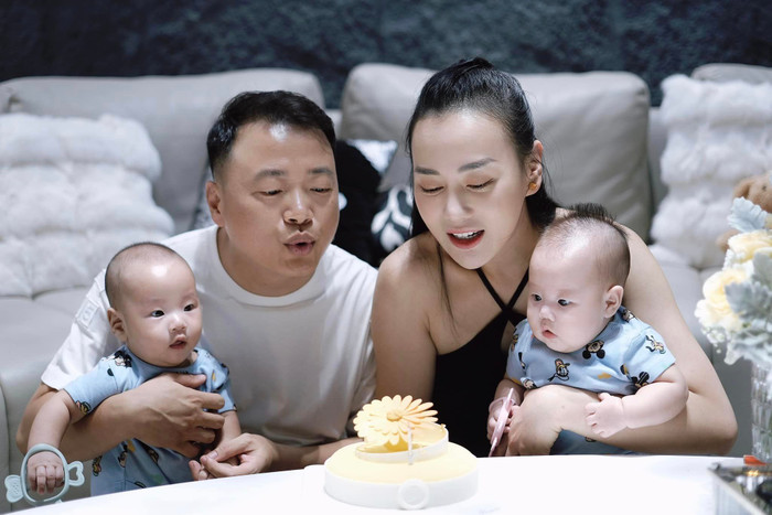 Phương Oanh đón tuổi mới cùng Shark Bình và các con. Ảnh: FBNV