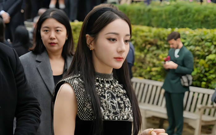 Bất công cho Địch Lệ Nhiệt Ba Ảnh 2