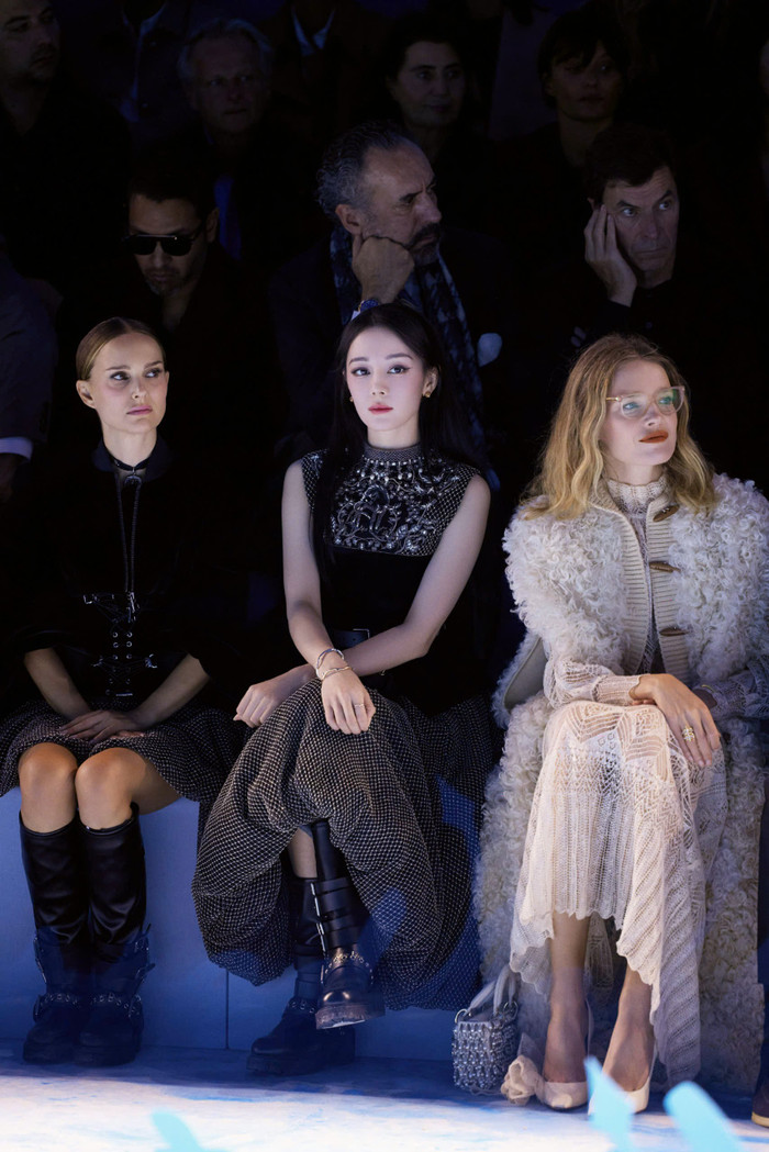 Địch Lệ Nhiệt Ba được xếp ngồi hàng đầu, cạnh siêu mẫu Natalia Vodianova và con dâu tỷ phú Bernard Arnault thuộc tập đoàn LVMH.