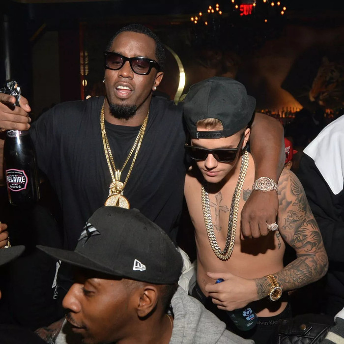 Những lần xuất hiện cùng nhau ở quá khứ của Justin Bieber và Diddy khiến nhiều người nghi vấn anh đã từng là nạn nhân của gã thợ săn nguy hiểm này.