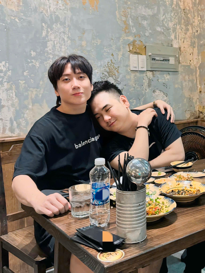 Chồng cũ Xoài Non e ấp bên cạnh bạn thân. Ảnh: FBNV