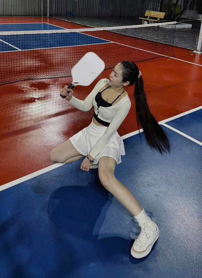 Ý Nhi diện cả cây đồ màu trắng, khéo khoe cặp chân dài và làn da trắng sáng. Ảnh: FBNV