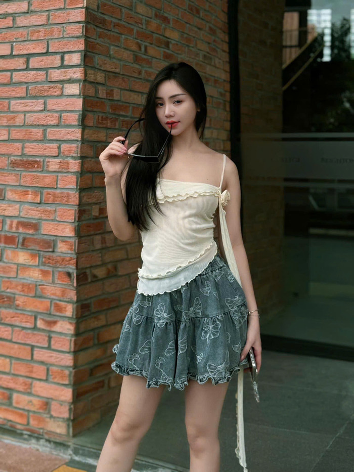 Quỳnh Kool chuộng phong cách sexy.