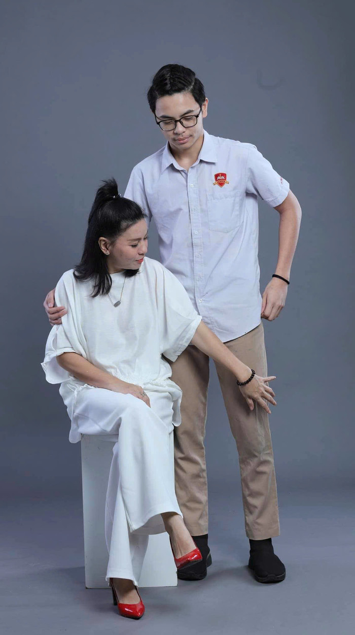 Bom là con chung của Cát Phượng và Thái Hoà.