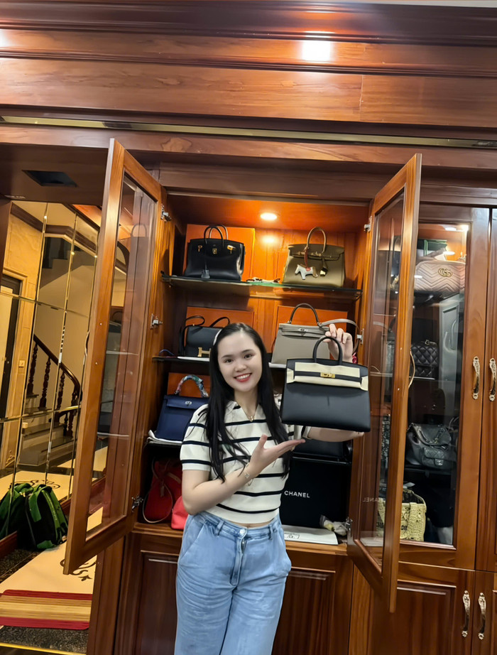 Bên cạnh túi cầm tay, vợ Duy Mạnh còn cất tủ nhiều loại túi đeo chéo, nắp gập, balo,… gắn nhãn Gucci, Dior hay Chanel.  