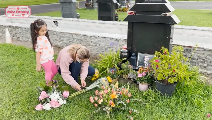 Bình Phương và con gái ra thăm mộ của Đức Tiến sau gần 1 tháng ở Việt Nam. 