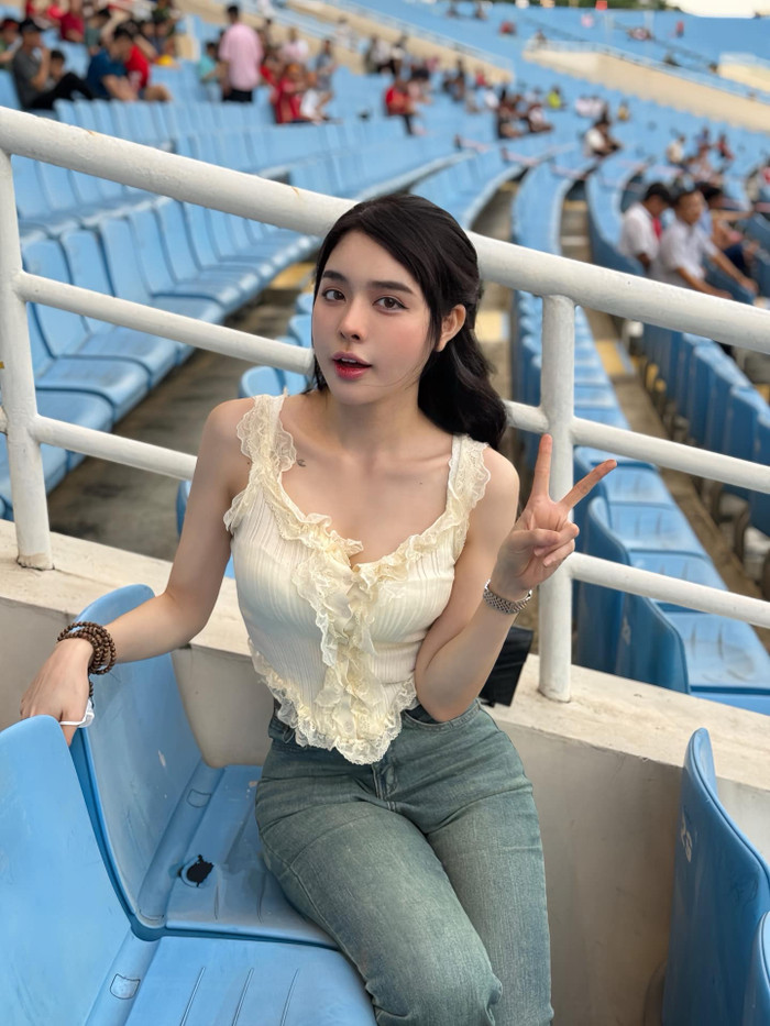 Hot girl Trần Bích Hạnh thường xuyên có mặt trên khán đài để cổ vũ hậu vệ Vũ Văn Thanh thi đấu. 