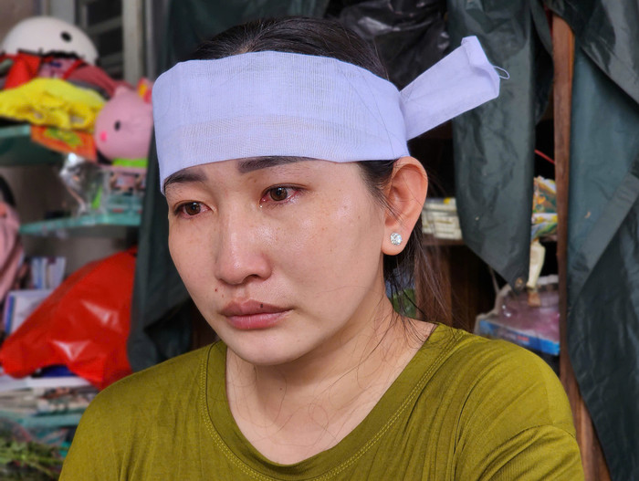 Chị Ngân đỏ hoe khi nghĩ về người chồng xấu số. Ảnh: VietNamNet