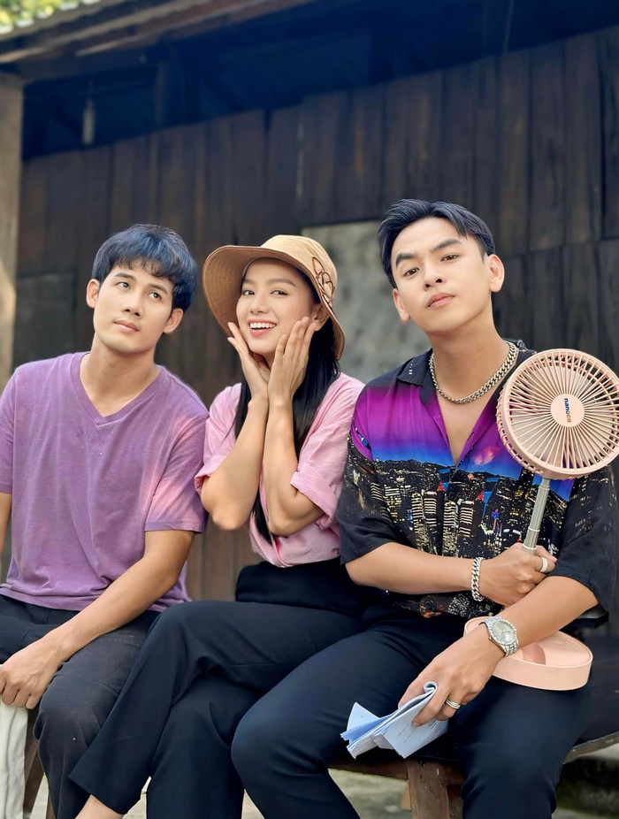 Cặp đôi thân thiết trong hậu trường phim mới.