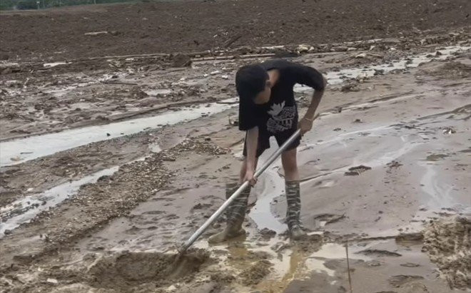 Bé Phúc ở Làng Nủ nghẹn ngào sau 17 ngày mẹ bị vùi lấp: Con nhớ mẹ lắm! Ảnh 2