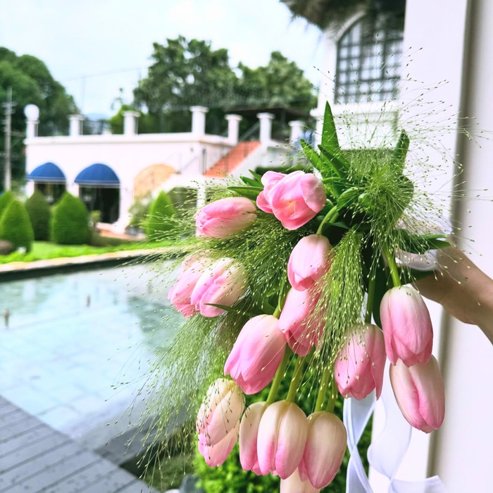 Hoa hậu Khánh Vân chọn hoa tulip làm hoa cưới.