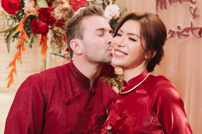 Minh Tú và chồng ngoại quốc Christopher.
