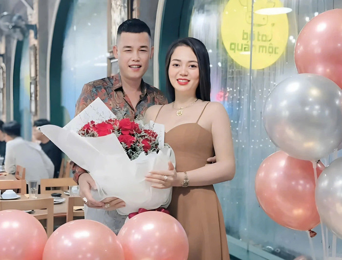 Cả 2 là người cùng quê, quen biết nhau từ lâu, dần dần nảy sinh tình cảm.