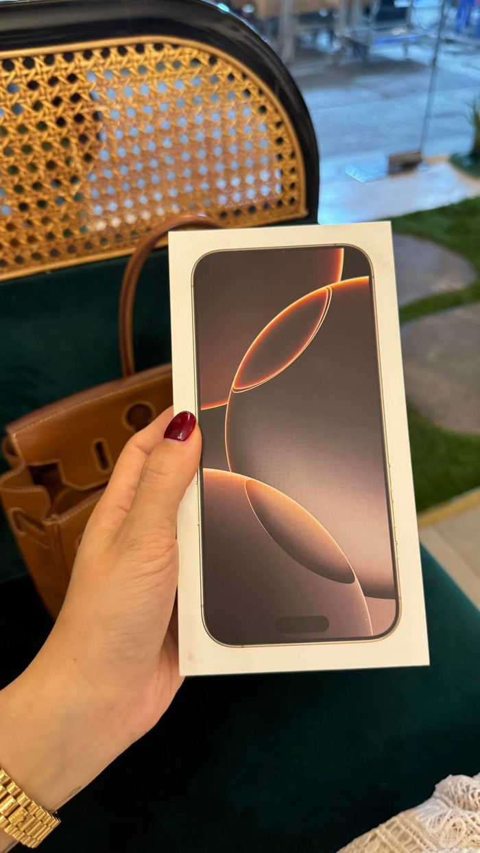 Huỳnh Anh 'ép' vợ nhận chiếc iPhone 16 xịn sò.