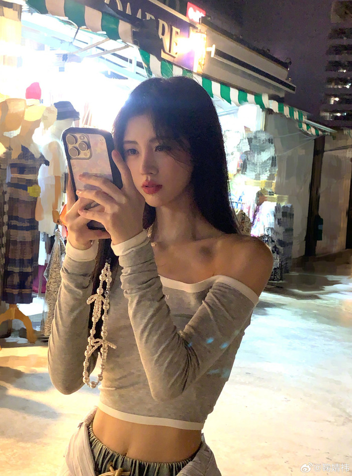 Vòng eo con kiến và cơ bụng của Cúc Tịnh Y khiến dân tình trầm trồ.