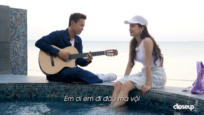 Hà An Huy tình tứ ôm đàn guitar hát cho Quyên Qui nghe trong buổi hẹn hò.