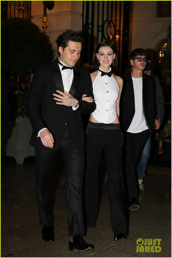 Vợ chồng Brooklyn Beckham mặc đồ thanh lịch khi diện show của mẹ để nhường spotlight truyền thông cho show diễn. (Ảnh: Just Sared). 