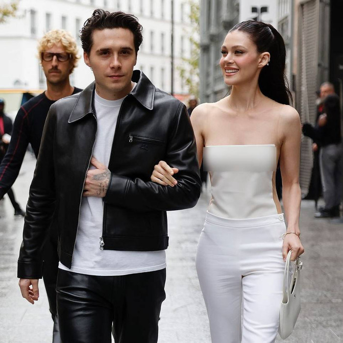 Hình ảnh không mặc nội y của con dâu cả Beckham khiến công chúng bàn tán. 