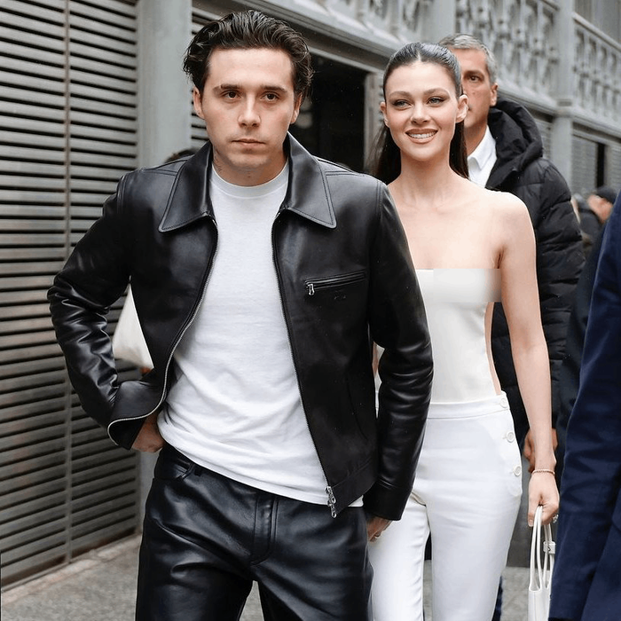 Brooklyn Beckham điển trai không thua kém bố mình khi diện kiểu áo khoác da biker. 