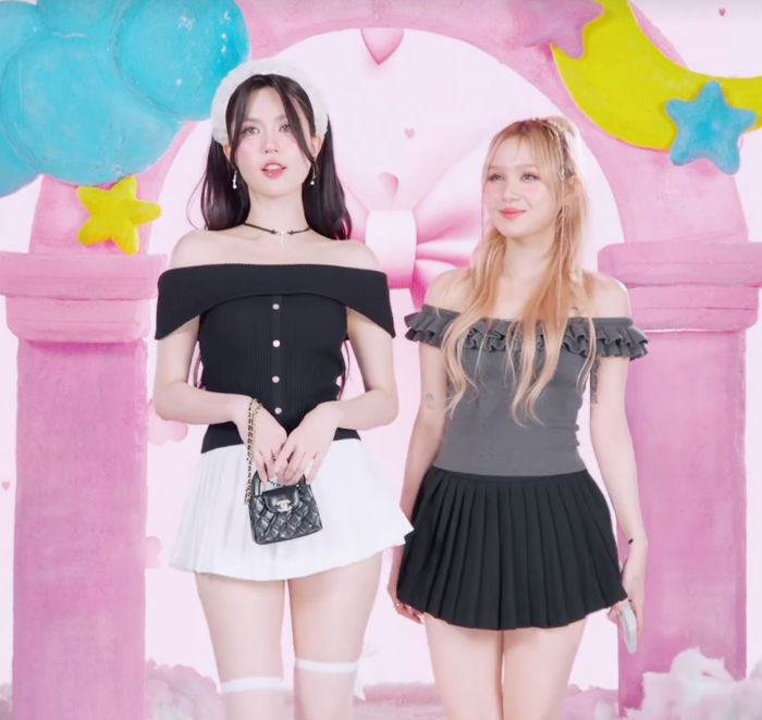 Xoài Non có phần e dè, bối rối trong lần đầu tiên livestream bán hàng cùng Ngọc Trinh. Ảnh: Chụp màn hình