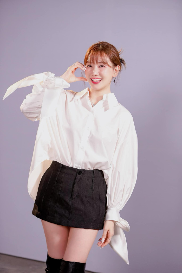 Hari Won thoải mái thể hiện biểu cảm tươi tắn khi ghi hình cho Đảo Thiên Đường. Ảnh: FBNV