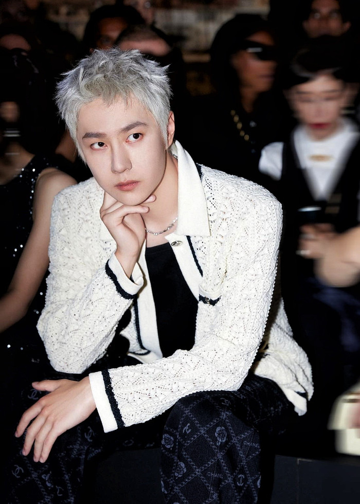 Hiện, Vương Nhất Bác nắm trong tay nhiều bản hợp đồng cộng tác cùng những nhà mốt tên tuổi như Chanel, Loewe, Jimmy Choo, Moncler,…