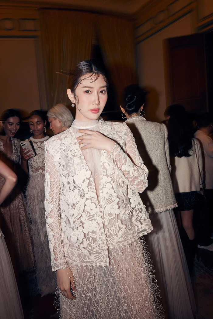 Nhan sắc xinh đẹp, thần thái rạng rỡ cùng khả năng catwalk của Thuý Ngân được đánh giá cao. 