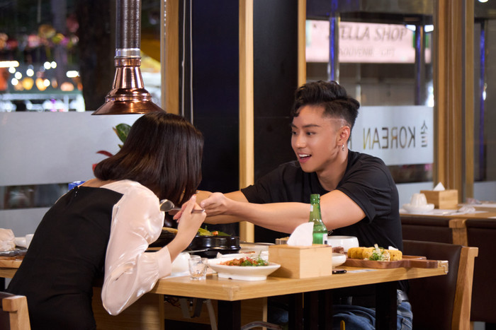 DJ Wukong liên tục thể hiện những cử chỉ ga lăng, tình cảm dành cho Lee Hooyeon.