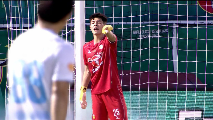 Màn trình diễn của thủ môn trẻ Trần Trung Kiên thật đáng kinh ngạc trong ngày CLB HAGL hoà Nam Định FC 0-0.