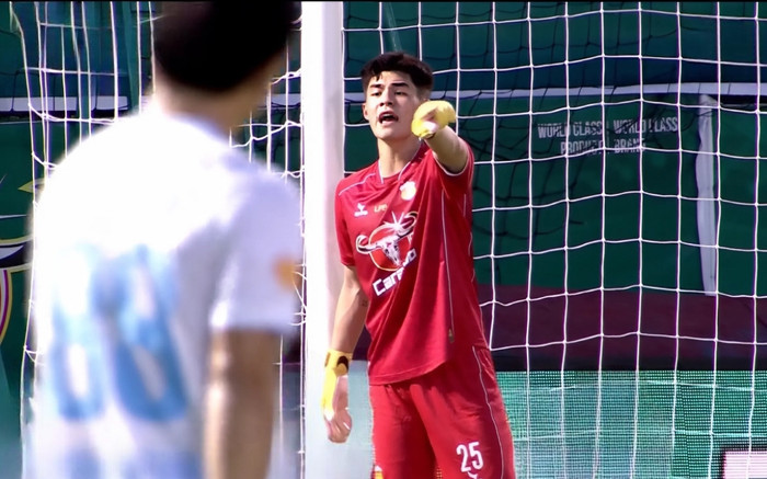 Thủ môn trẻ 1m91 của HAGL chơi xuất thần khiến Nguyễn Xuân Son bất lực Ảnh 2