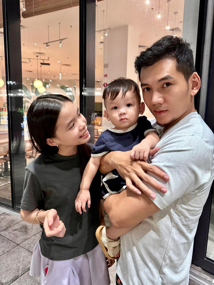 Con gái Phương Trinh Jolie rất thân thiết, hết mực yêu thương Lý Bình. 