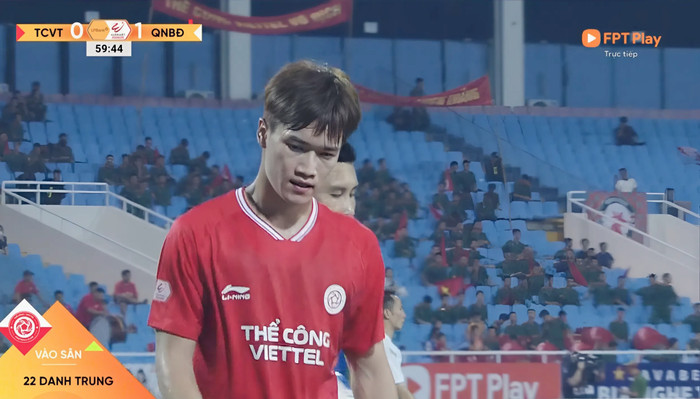 Khoảnh khắc rời sân từ phía khung thành CLB Bình Đình có lẽ nói lên đầy đủ  về màn trình diễn của tiền vệ Hoàng Đức.