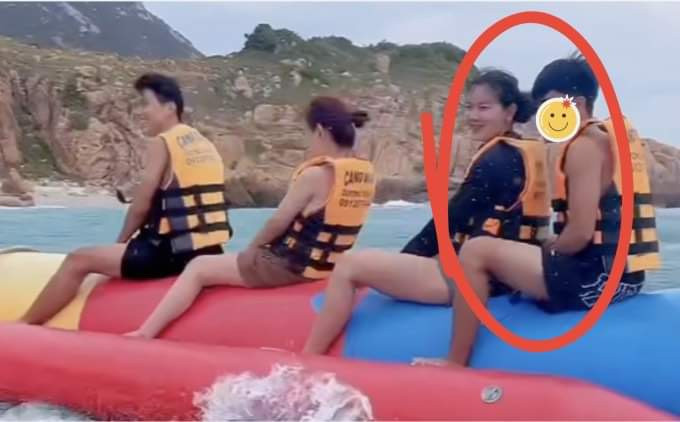 Ánh Viên ngồi tình tứ bên bạn trai tin đồn. 