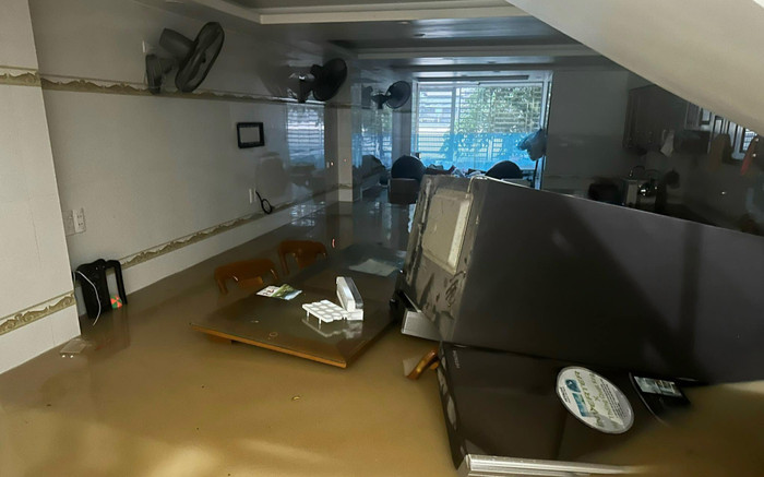 Nhà của Hoa hậu Vbiz bị bão lũ 'nhấn chìm', đồ đạc trôi ngổn ngang Ảnh 2