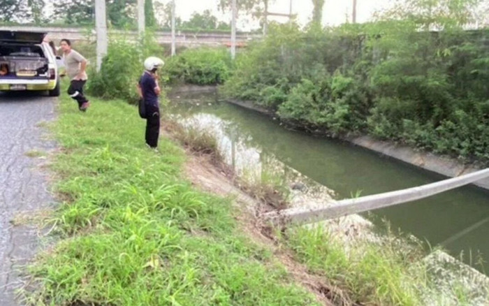 Tưởng búp bê nổi trên sông, nữ công nhân đến gần kiểm tra thì thấy cảnh tượng kinh hoàng Ảnh 2