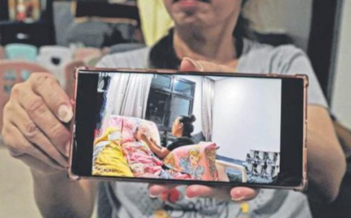 Thuê bảo mẫu chăm sóc mẹ già yếu, con gái đau lòng khi kiểm tra camera Ảnh 2