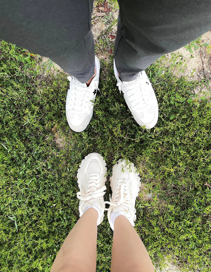 Midu diện mẫu giày sneaker bình dân, có giá hơn 2 triệu đồng. Ngược lại, ông xã Midu lại gây chú ý khi mang mẫu giày gấp 11 lần vợ.