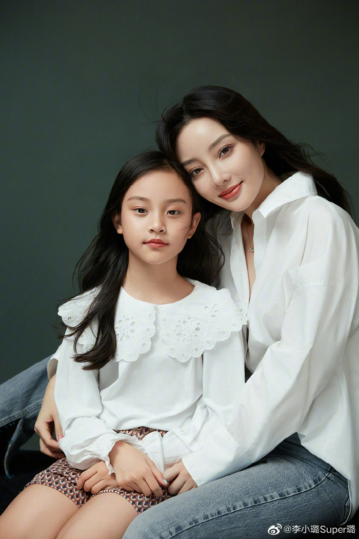 Lý Tiểu Lộ để con gái vào showbiz từ khi còn rất nhỏ.