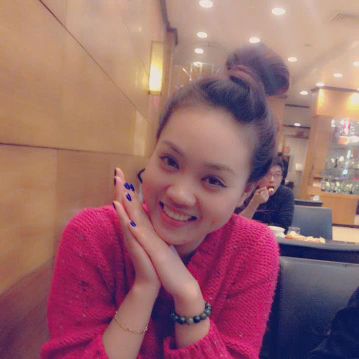 Bà xã NSND Công Lý sở hữu đôi mắt to tròn cùng nụ cười toả nắng.